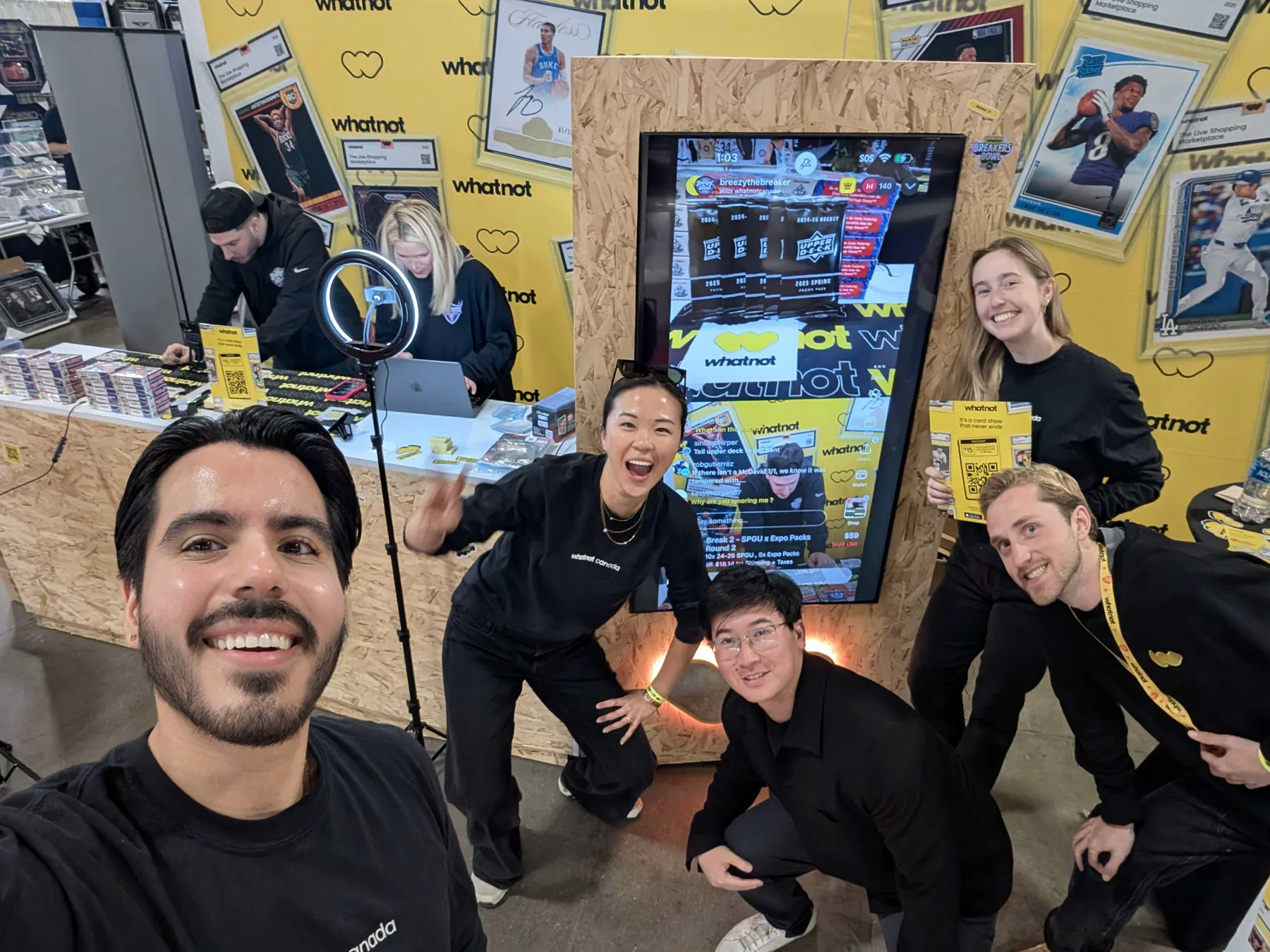 L'équipe Whatnot en train d'animer un live lors d'un salon de cartes
